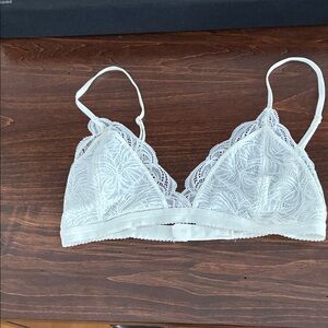 Aritzia Talula bra lace front cream colour NWOT